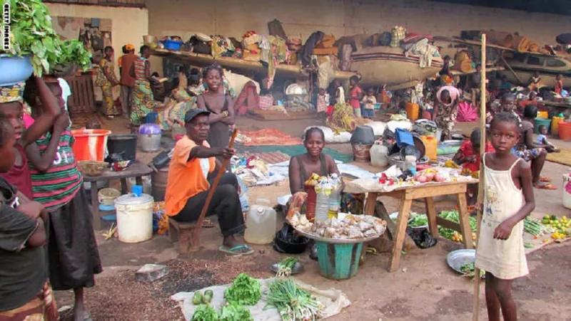 بالصور:مطار بانغي الدولي يتحول لمخيم ينام تحت طائراته 60 ألفا لاجئ أغلبهم مسلمون