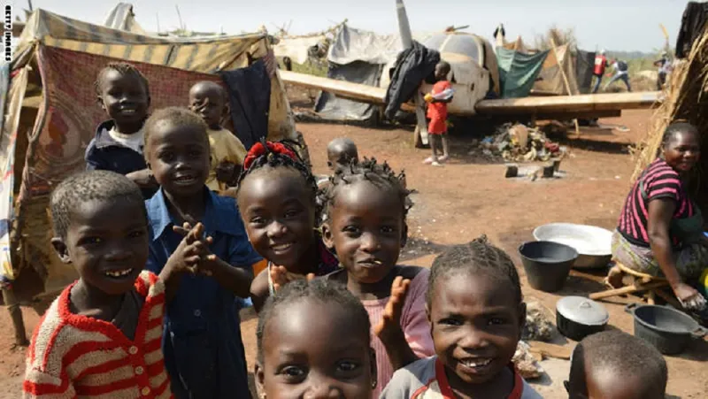 بالصور:مطار بانغي الدولي يتحول لمخيم ينام تحت طائراته 60 ألفا لاجئ أغلبهم مسلمون