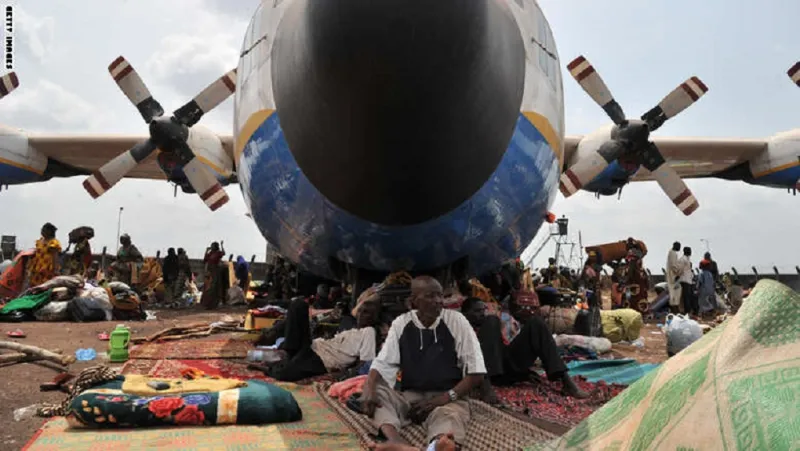 بالصور:مطار بانغي الدولي يتحول لمخيم ينام تحت طائراته 60 ألفا لاجئ أغلبهم مسلمون