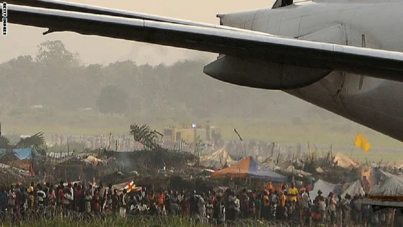 بالصور:مطار بانغي الدولي يتحول لمخيم ينام تحت طائراته 60 ألفا لاجئ أغلبهم مسلمون