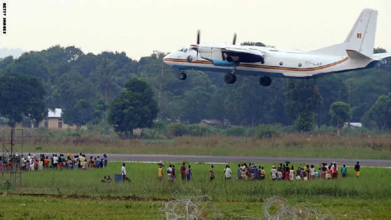 بالصور:مطار بانغي الدولي يتحول لمخيم ينام تحت طائراته 60 ألفا لاجئ أغلبهم مسلمون