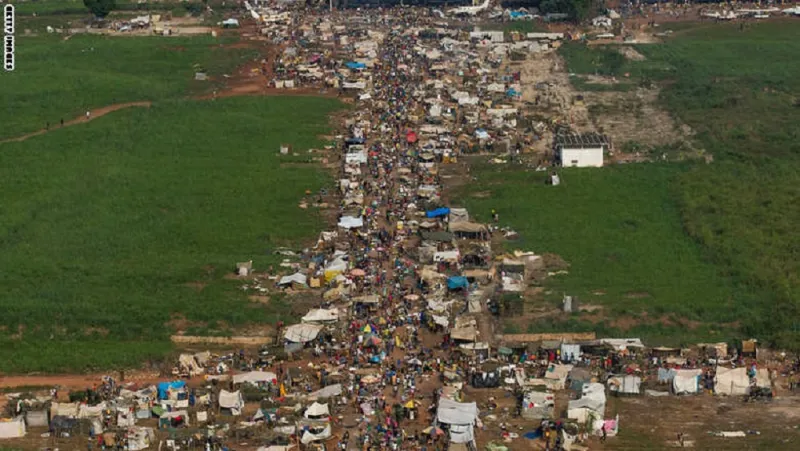 بالصور:مطار بانغي الدولي يتحول لمخيم ينام تحت طائراته 60 ألفا لاجئ أغلبهم مسلمون