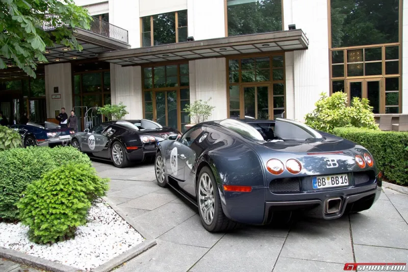 بالصور: شباب سعودي فى تجمع لسيارات بوجاتي بقيمة 30 مليون دولار 