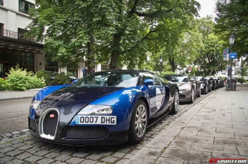 بالصور: شباب سعودي فى تجمع لسيارات بوجاتي بقيمة 30 مليون دولار 