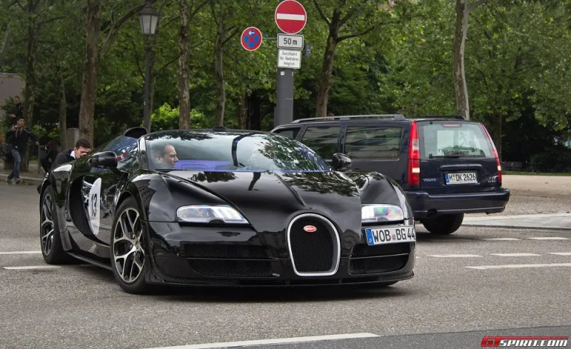 بالصور: شباب سعودي فى تجمع لسيارات بوجاتي بقيمة 30 مليون دولار 