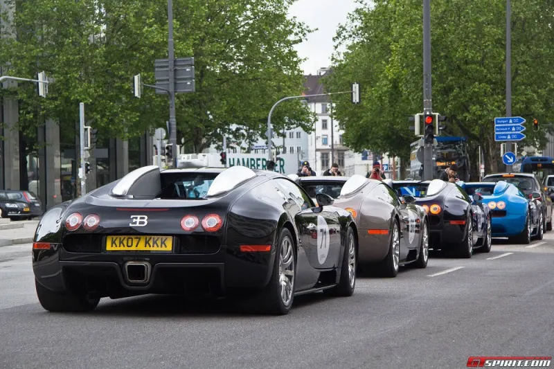 بالصور: شباب سعودي فى تجمع لسيارات بوجاتي بقيمة 30 مليون دولار 