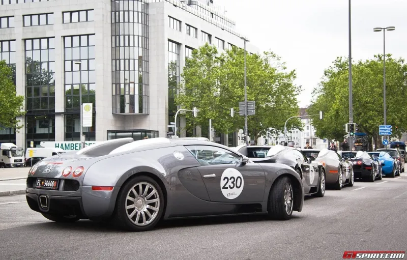 بالصور: شباب سعودي فى تجمع لسيارات بوجاتي بقيمة 30 مليون دولار 