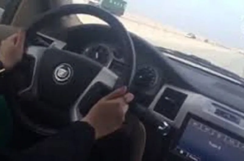 ضبط فتاة تقود مركبة مع شابين