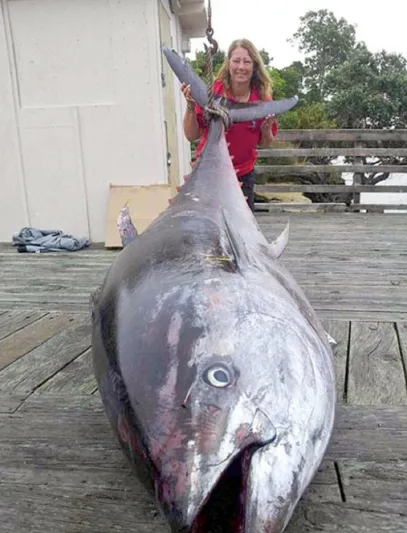 امرأة تصطاد أكبر «تونة» في العالم