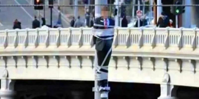 تعليق نائب على عمود كهربائي لاختلاسه المال العام 