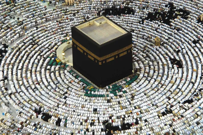 بالصور: مشاهير في بيت الله الحرام