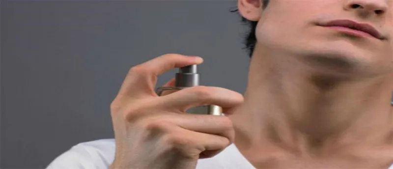 عزيزي الرجل... اياك ورش العطر على رقبتك