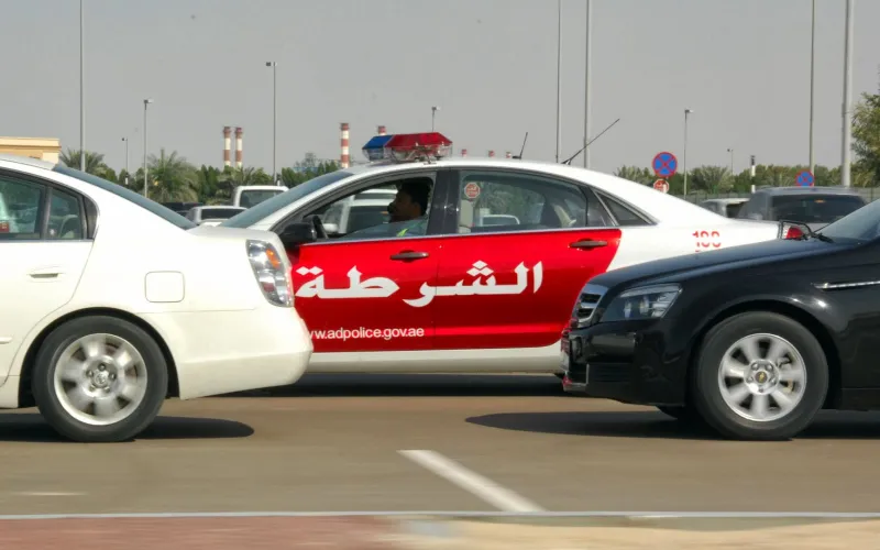 الامارات تعاقب على ارتداء "الغترة والعقال" اثناء القيادة