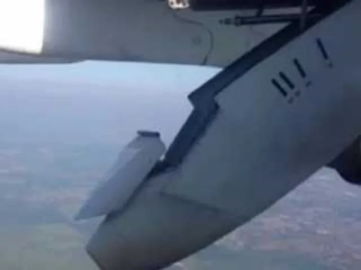 مسافرون في الجو يشاهدون جناح طائرتهم يسقط