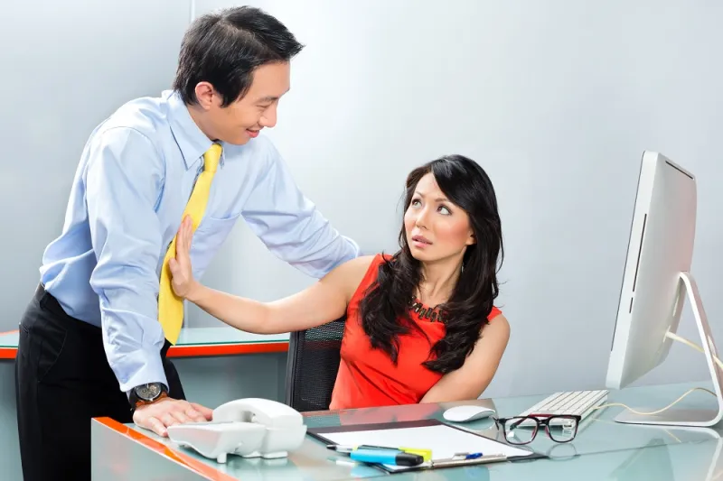 تعرّت أمام العامة لتفادي التحرش؟!!