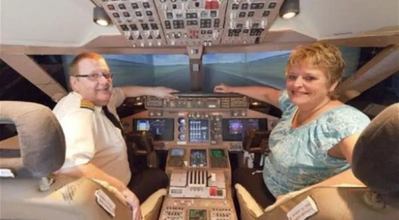 يمضي 15 عاماً ليصنع طائرة بوينغ داخل منزله ليحقق حلم حياته  