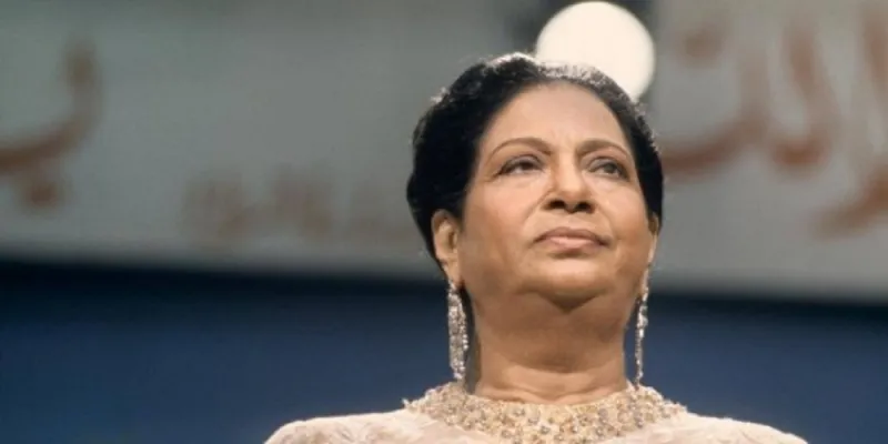 صور نادرة لام كلثوم بدون نظارة داكنة.