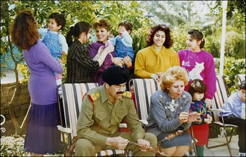 صورة نادرة لصدام حسين وهو يداعب زوجته بمسدس