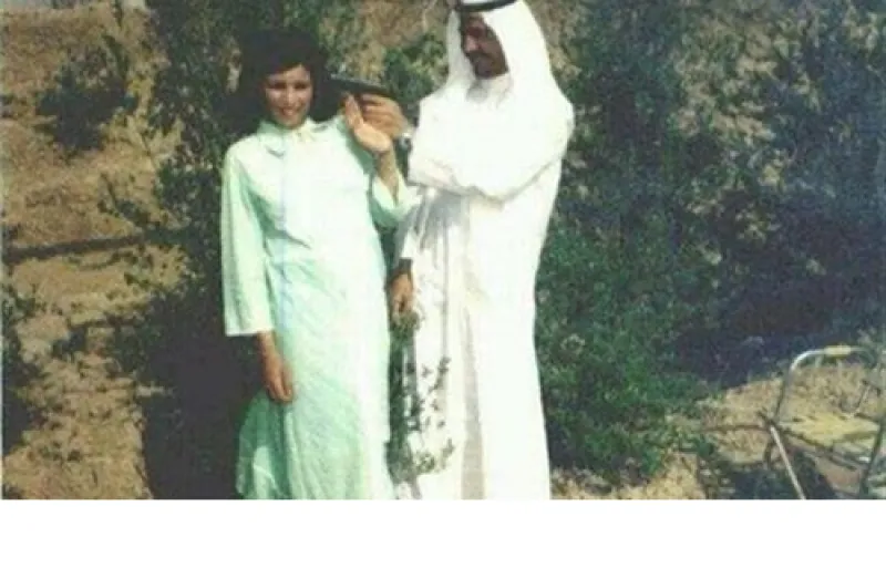 صورة نادرة لصدام حسين وهو يداعب زوجته بمسدس