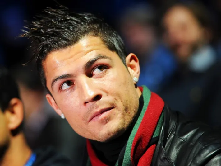 الشرطة تطرد مذيعة مهووسة برونالدو لدرجة الجنون!