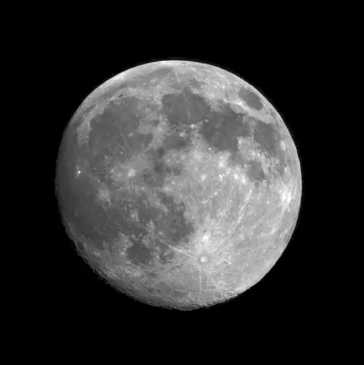 لماذا لا يظهر وجه الإنسان على الجانب الآخر للقمر؟