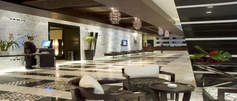 مدير فندق يتحول إلى حمّال