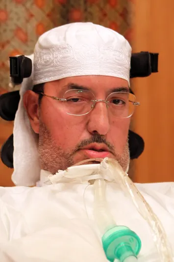 سلطان بن محمد العذل: بعينيّ فقط أدير عشرة آلالف موظف.