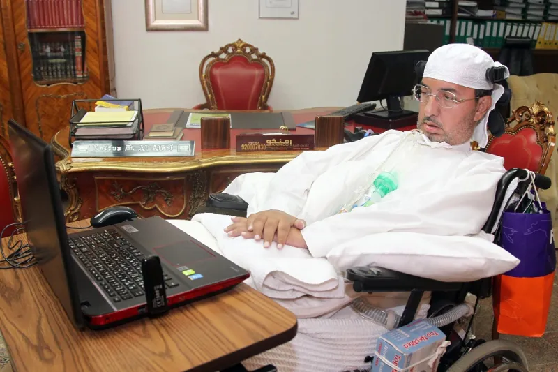 سلطان بن محمد العذل: بعينيّ فقط أدير عشرة آلالف موظف.