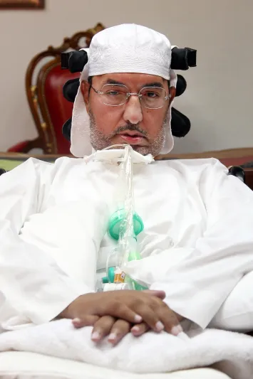 سلطان بن محمد العذل: بعينيّ فقط أدير عشرة آلالف موظف.