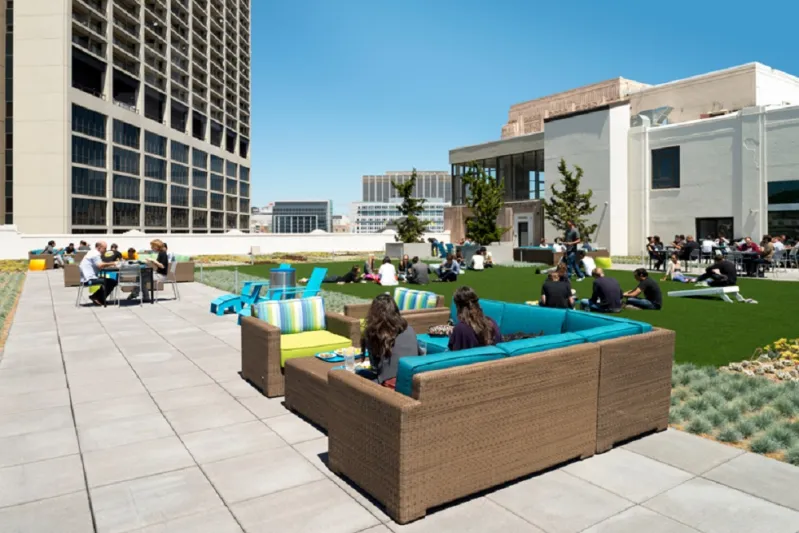 الرجل" في مكاتب المقرّ الرئيسي لـ"تويتر" حقائق مثيرة عن العصفور الازرق