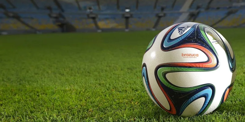 بالصور:نساء باكستانيات يصنعن كرة القدم لمباريات كأس العالم 2014