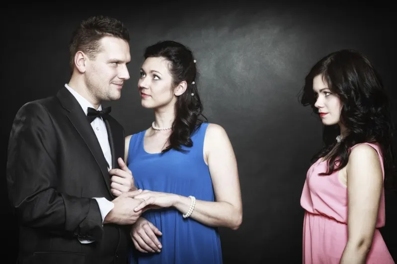 بعد أن أكدت دراسة أميركية أن الرجل البصباص أقلّ ذكاء...