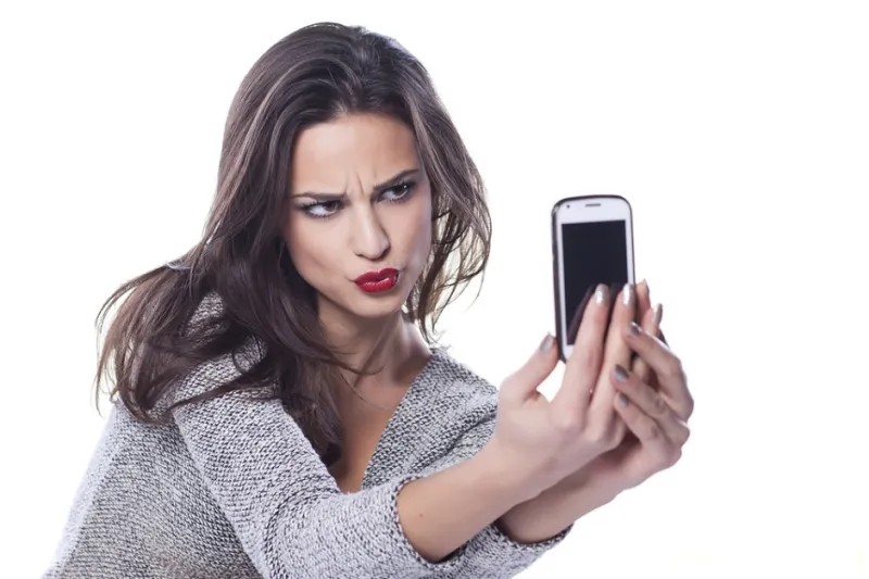 صور ال Selfie تجعل النساء اقل جاذبية وذكاء