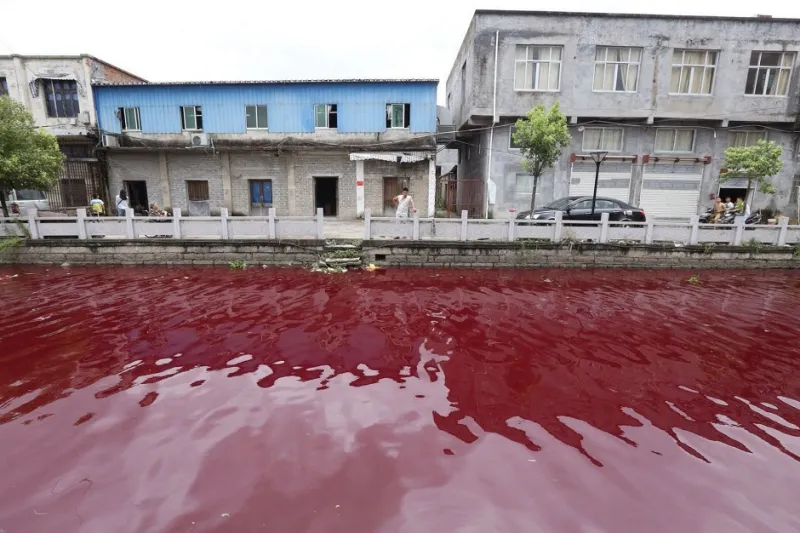 نهر بلون الدم يثير الرعب بين سكان مدينة صينية..بالصور