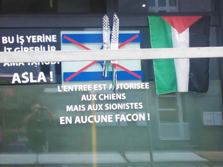 مقهى بلجيكي يمنع دخول اليهود ويسمح للكلاب احتجاجاً على حرب غزة..بالصورة