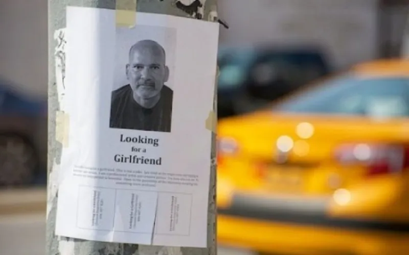 أمريكى يلصق صورته فى الشوارع بحثًا عن حبيبة