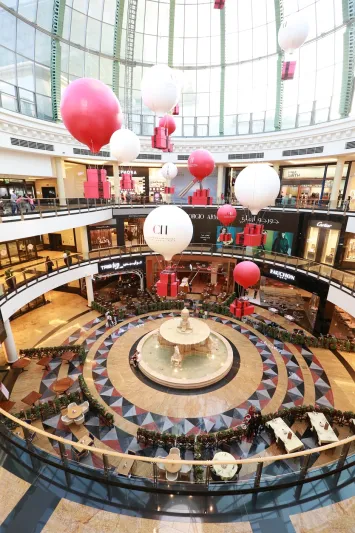 مول الإمارات يتزين بديكورات فنية من كارولينا هيريرا