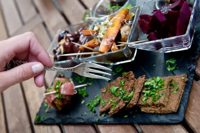 مطعم يقدم الطعام على طريقة الإنسان البدائي ..!!  