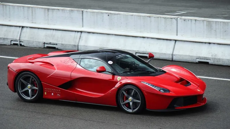 5 سيارات لا يمكن تخيّلها إلا باللون الأحمر ...بالصور