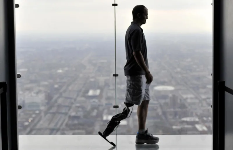 طيارون بأيد وسيقان صناعية يحلقون بالطائرات التجارية البريطانية