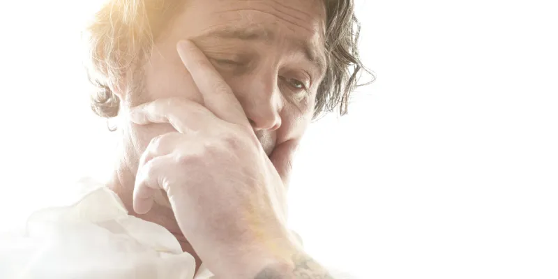 هل تفضل المرأة.. الرجل القادر على البكاء أمامها؟