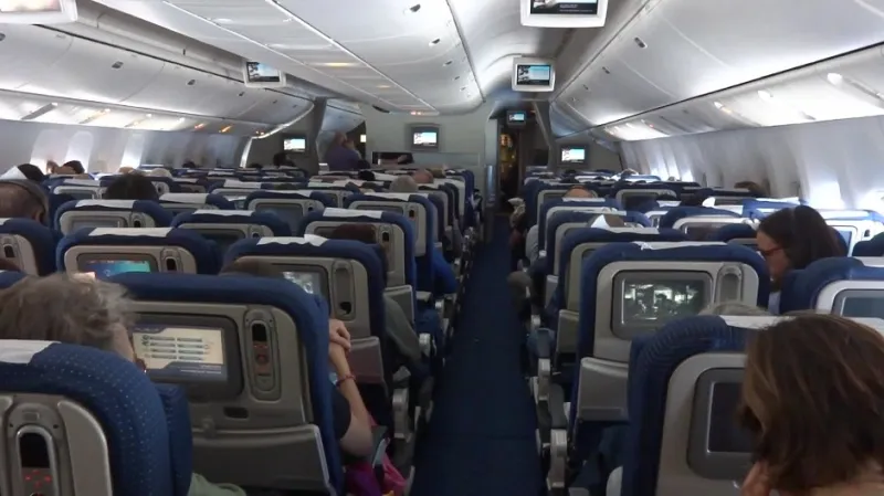 دليل يساعدك على تجنب الشجارات أثناء السفر جوا