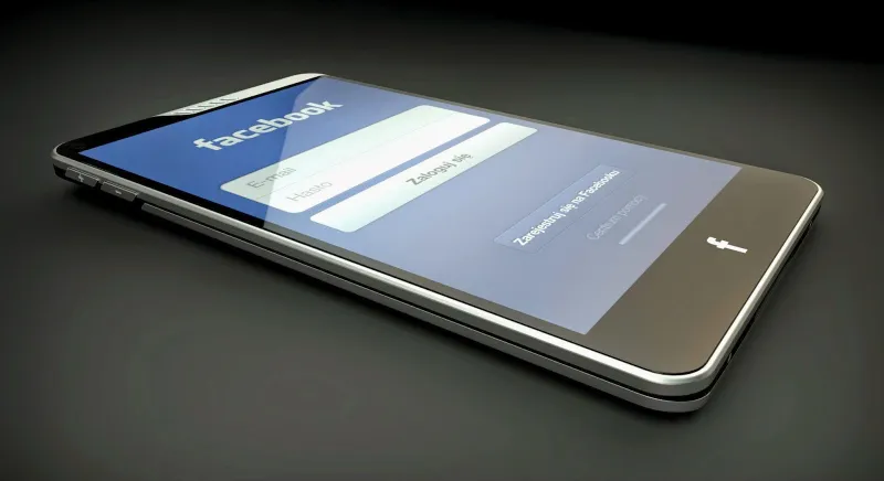 تحذير لمن يفتح فيسبوك على هاتفه!