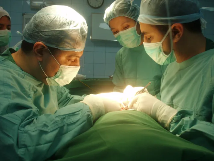 صورة.. رجل يتحول إلى أنثى بسبب غيرته من المرأة