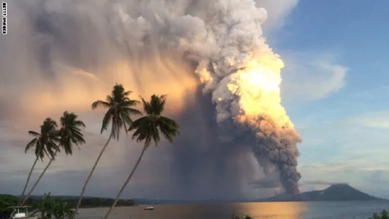 يغيّر مسار الطائرة ليسلّي الركاب بمشاهدة حمم البركان..بالصور