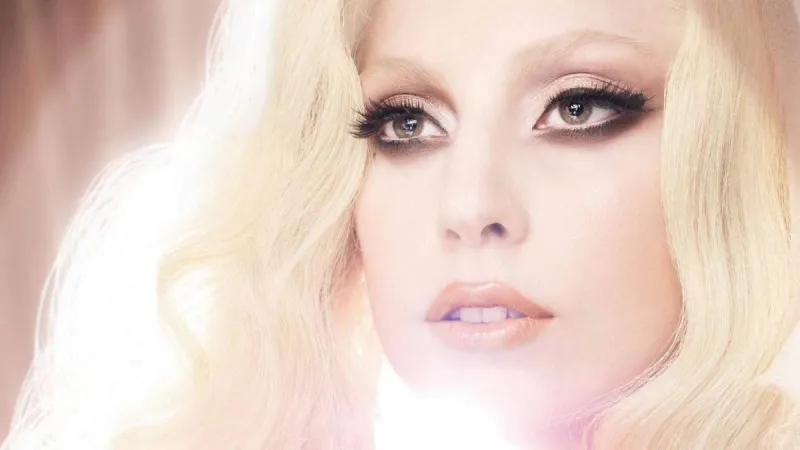 بالصور.. وصول المغنية ليدي غاغا إلى دبي لإحياء حفل موسيقي الأربعاء