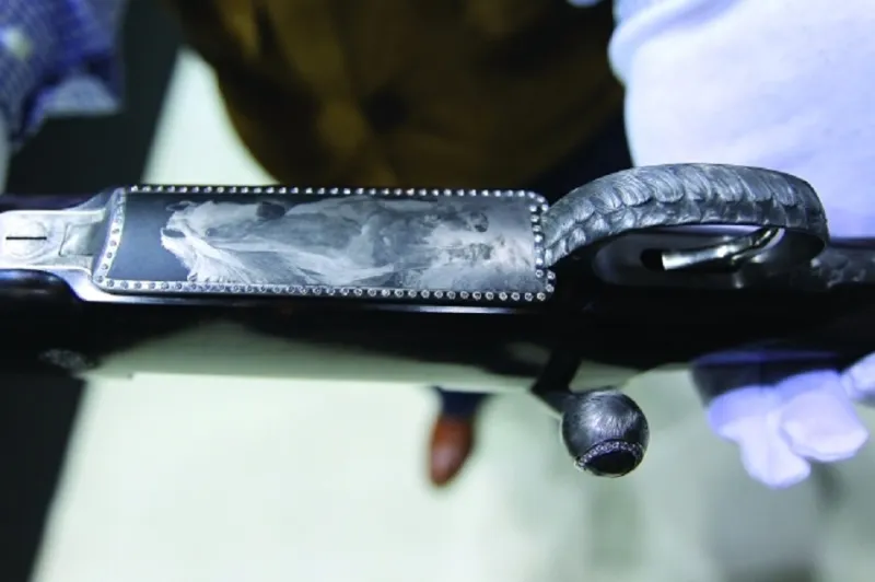 “البرق” أغلى بندقية في معرض أبوظبي للصيد مرصعة بـ86 حجر ألماس..بالصور