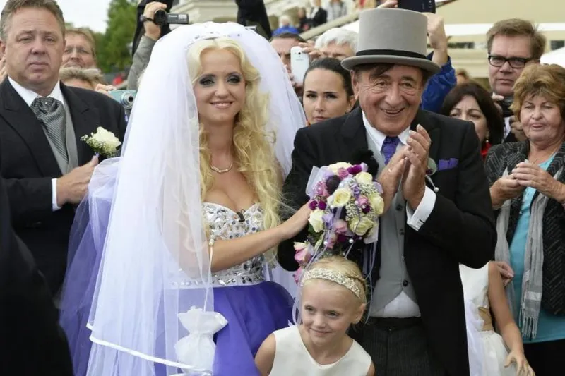 ملياردير نمساوي يتزوج فتاة تصغره بـ57 عامًا..بالصور