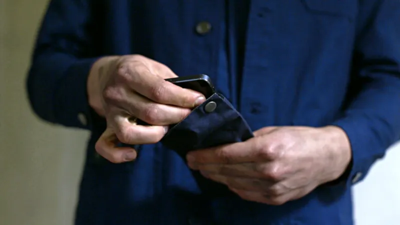 صور: على طريقة "جيمس بوند" ملابس بجيوب سرية لإخفاء الهواتف وحجب إشارتها