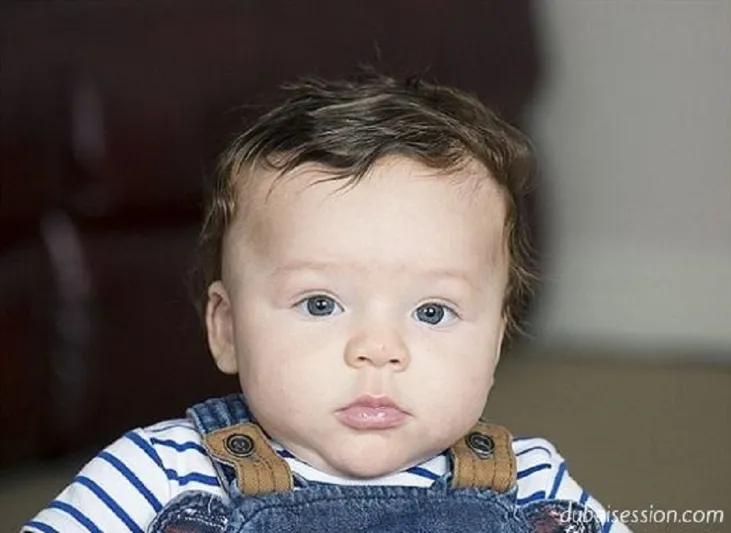 طفل أبيض من أم سوداء يحدث ضجة في عالم الموضة..بالصور